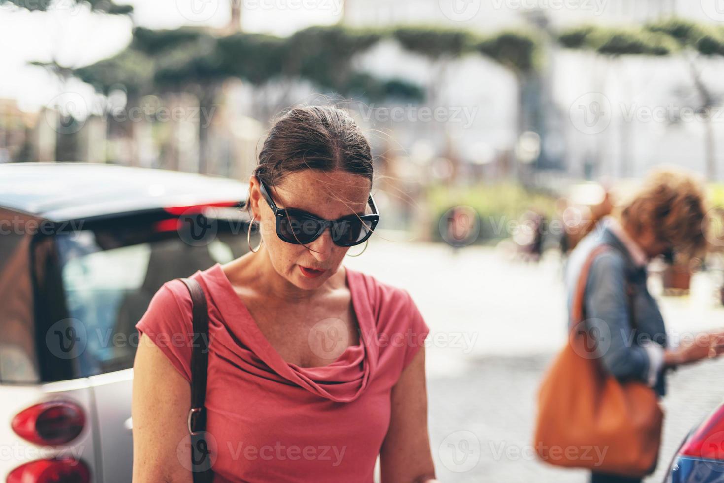 mapa lendo turista feminina com óculos de sol em roma, itália. foto