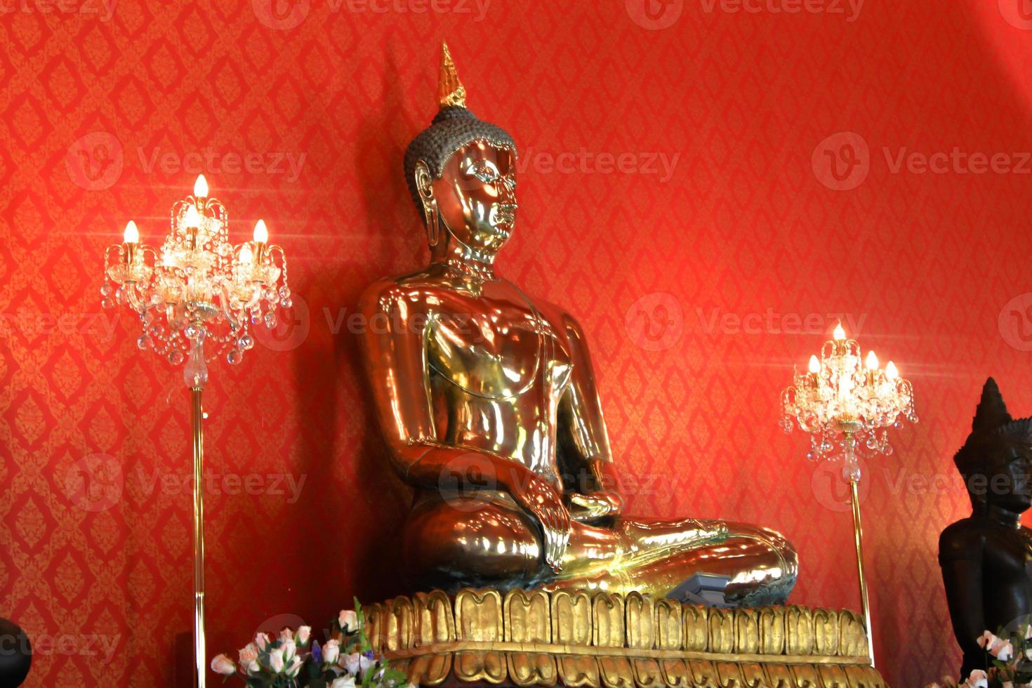 grande imagem de Buda dourado no templo de Banguecoque foto