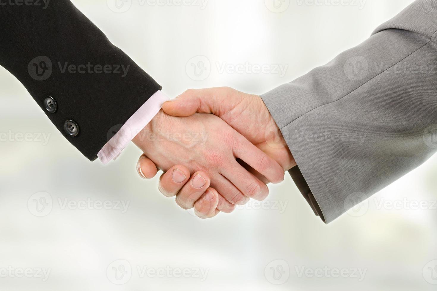closeup de empresários apertando as mãos uns com os outros foto