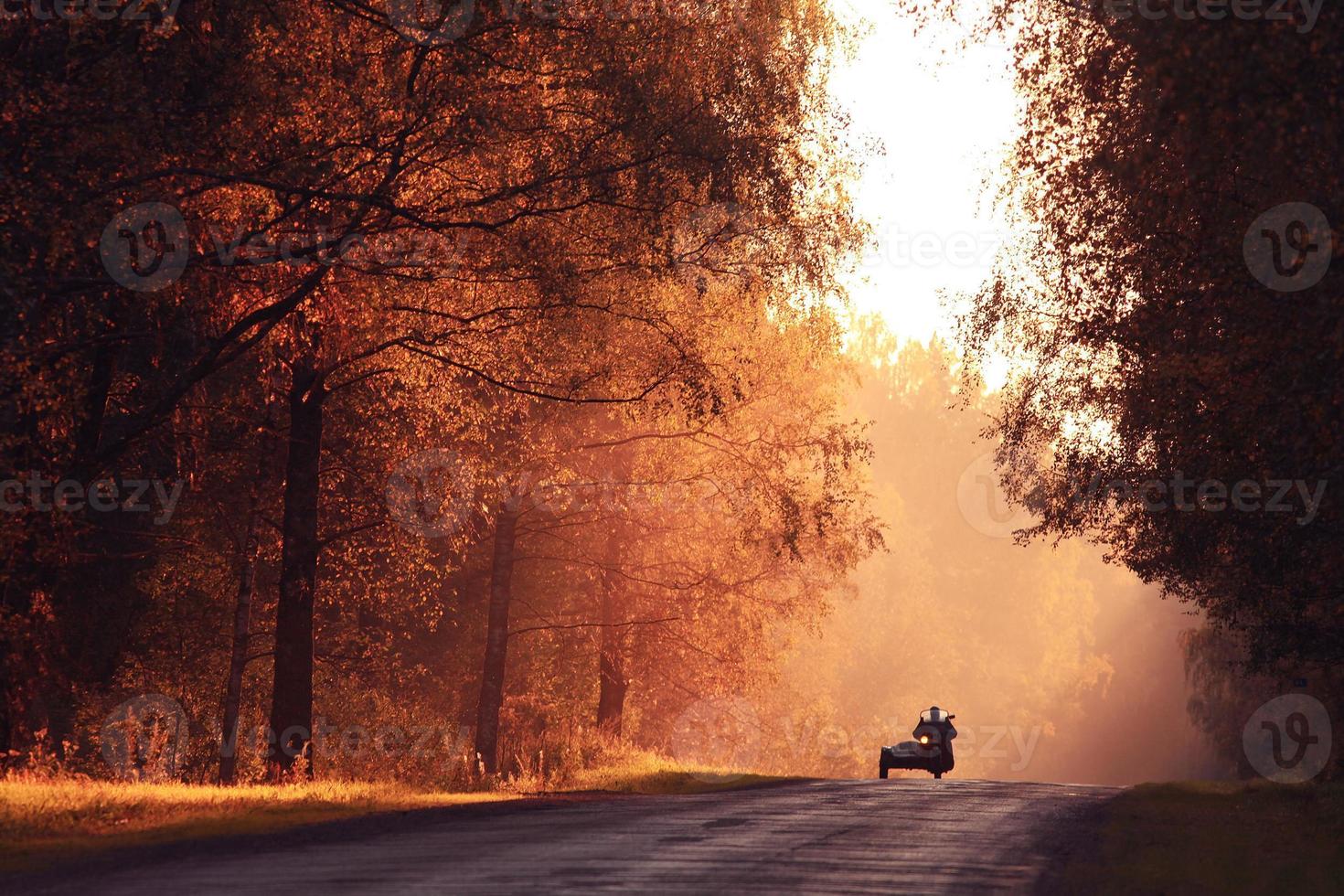 outono estrada pôr do sol, os raios de luz, a jornada foto