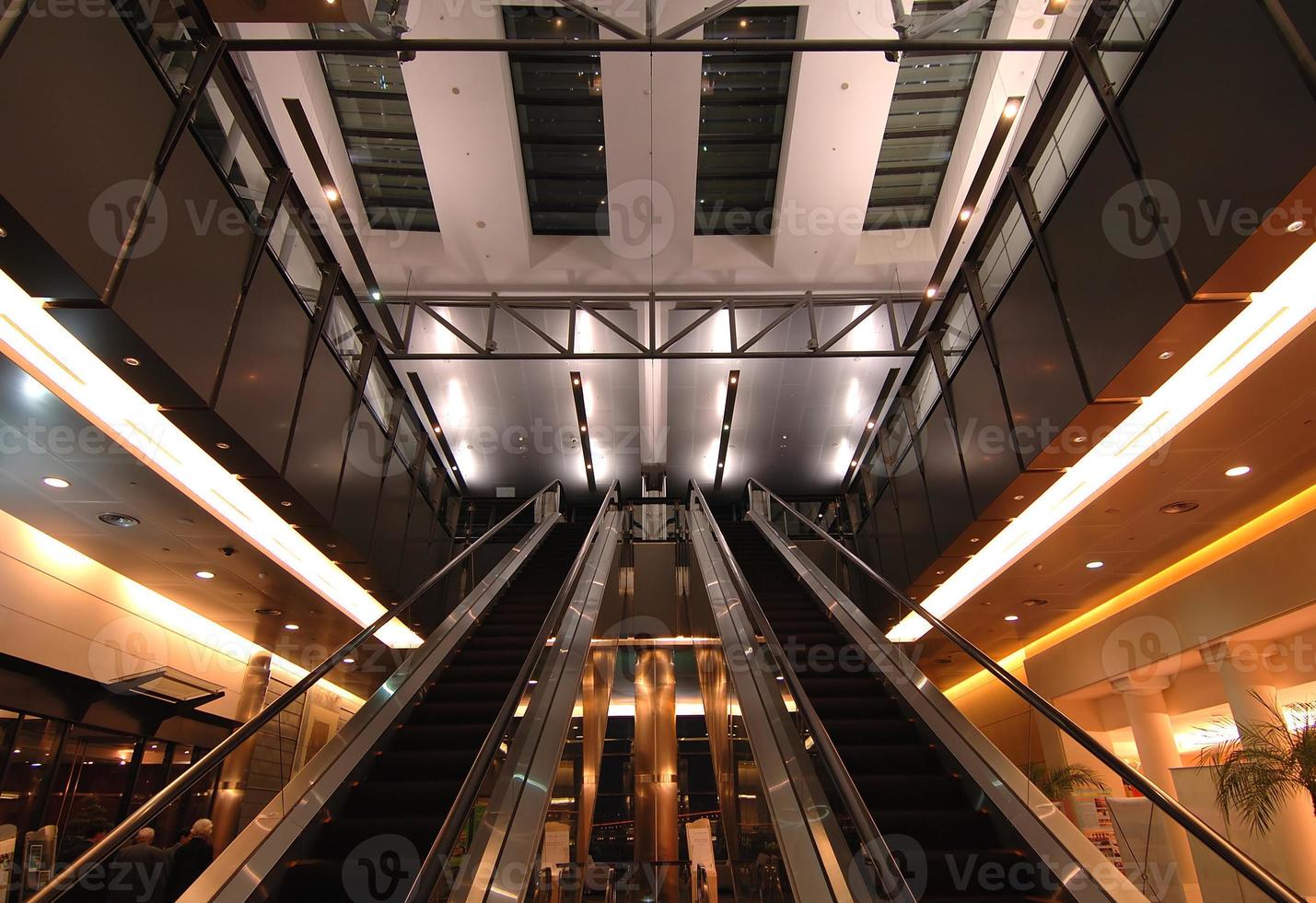 escadas rolantes no aeroporto foto