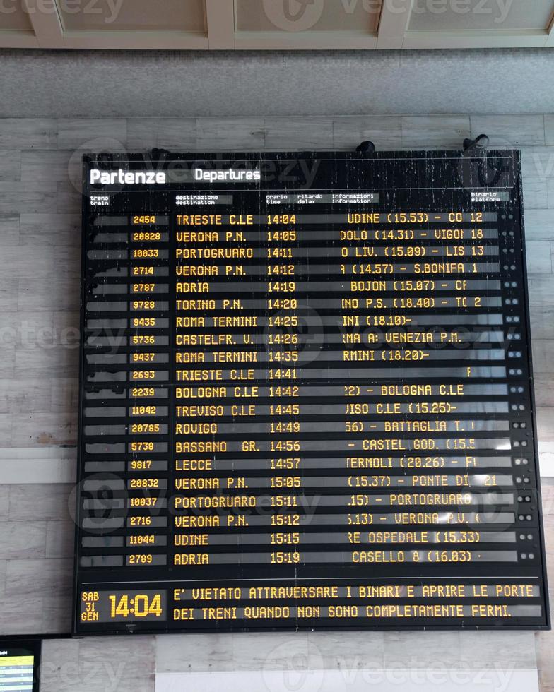 horários de transporte em uma estação ferroviária na itália foto