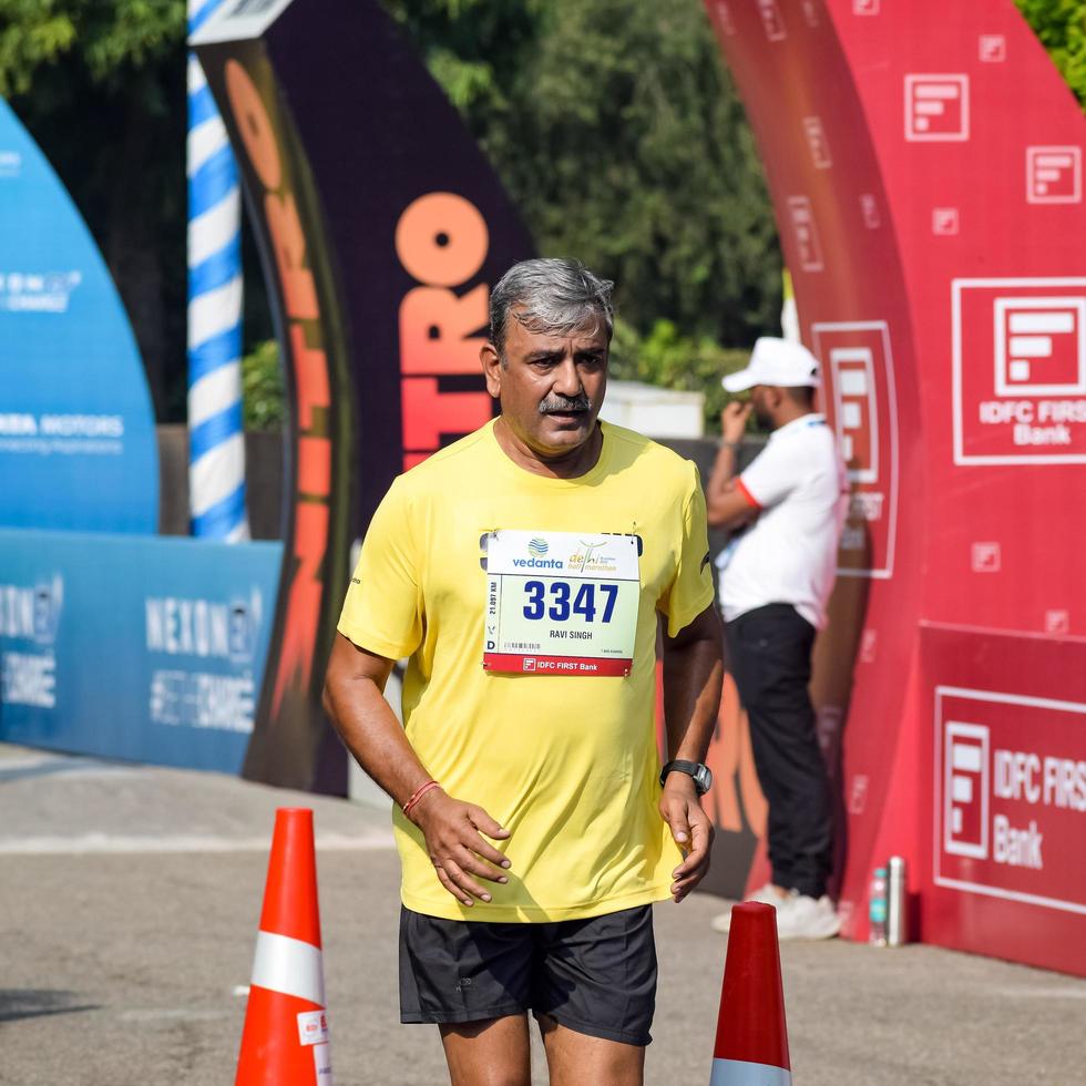 nova delhi, índia - 16 de outubro de 2022 - vedanta delhi meia maratona após covid em que os participantes da maratona prestes a cruzar a linha de chegada, meia maratona de delhi 2022 foto