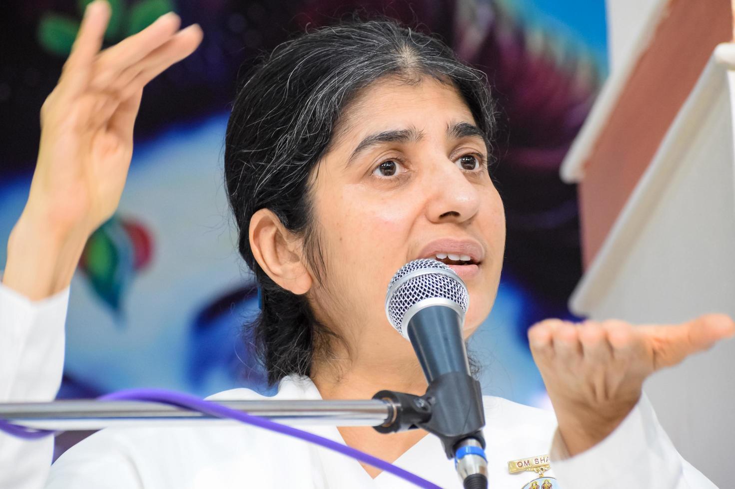 nova delhi, índia, 16 de outubro de 2022 - bk shivani durante sessão de meditação, shivani verma, mais conhecido como bk shivani, é professor do movimento espiritual brahma kumaris de ioga e meditação da índia foto