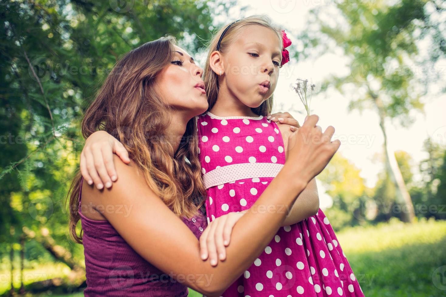 mãe e filha no parque foto