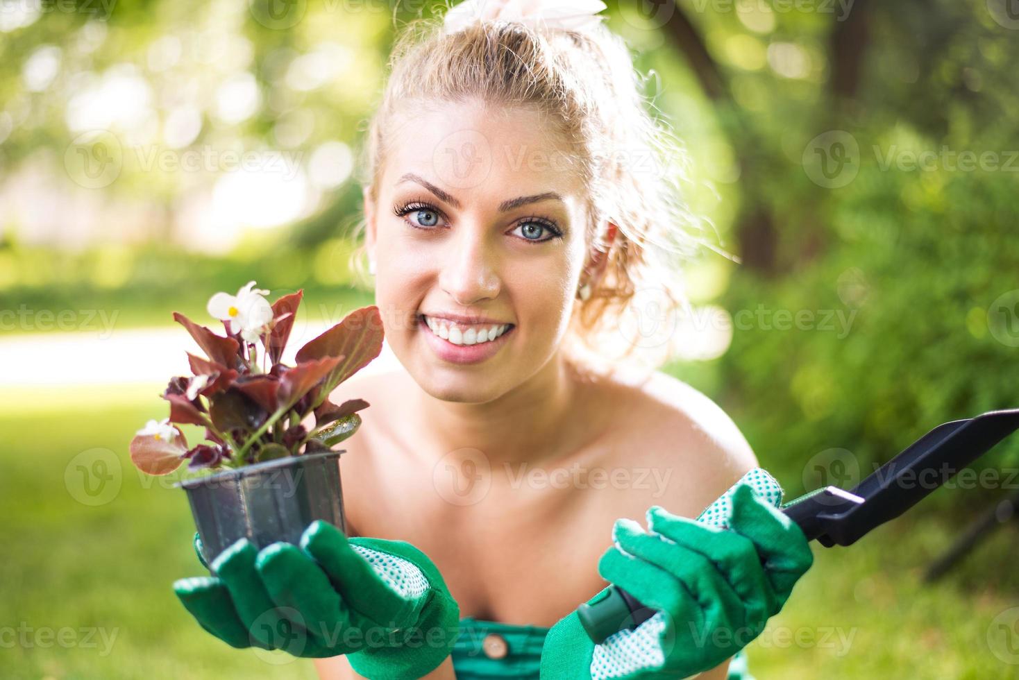 mulher plantando flores foto