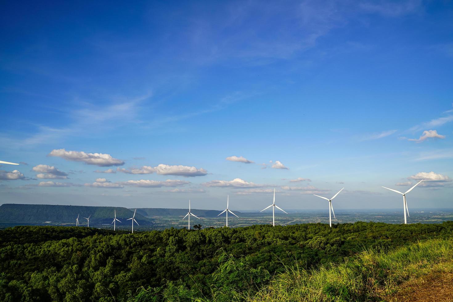 montanhas, turbinas do céu e da represa que geram eletricidade vista aérea da represa lam ta khlong na tailândia foto