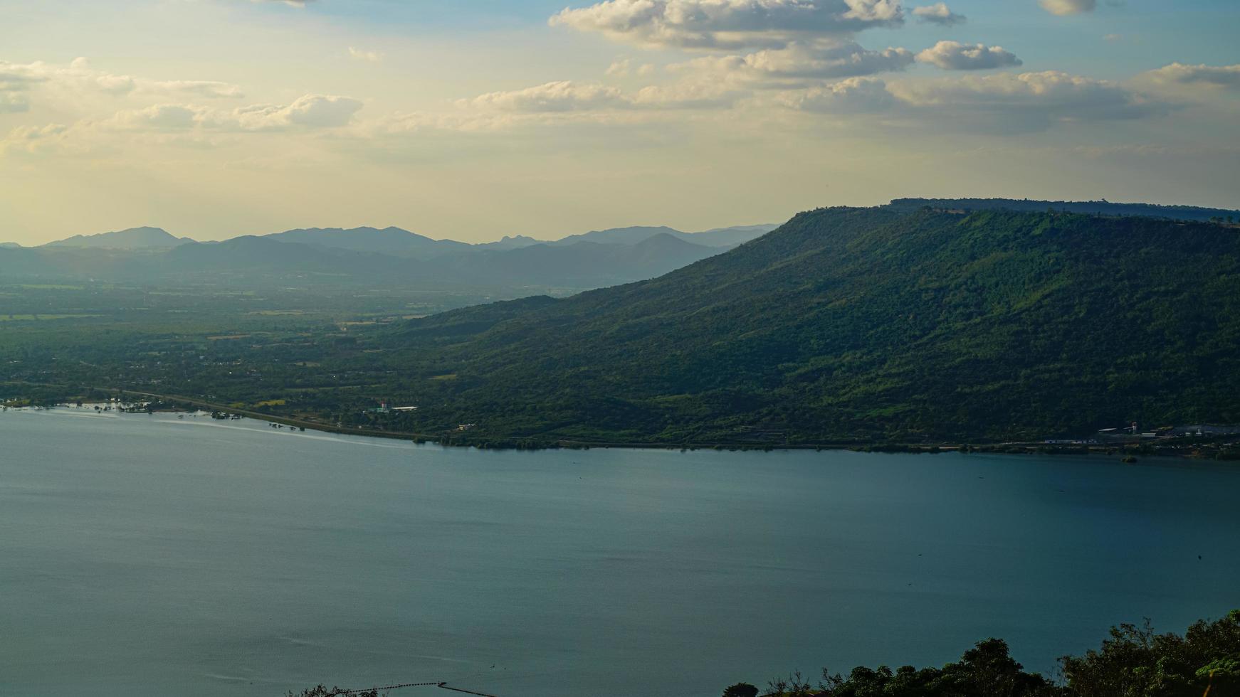 montanhas, turbinas do céu e da represa que geram eletricidade vista aérea da represa lam ta khlong na tailândia foto