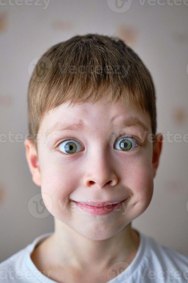 retrato de um menino com cara de surpresa foto