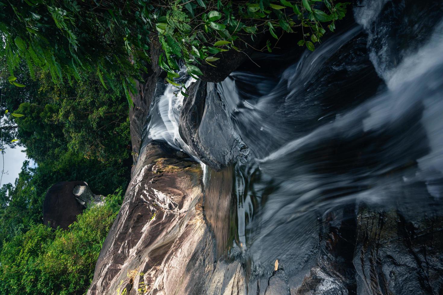a cachoeira khlong pla kang na tailândia foto