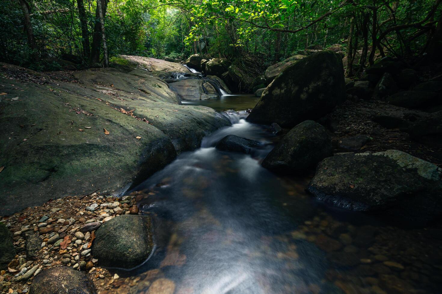 cenário natural nas cachoeiras khlong pla kang foto