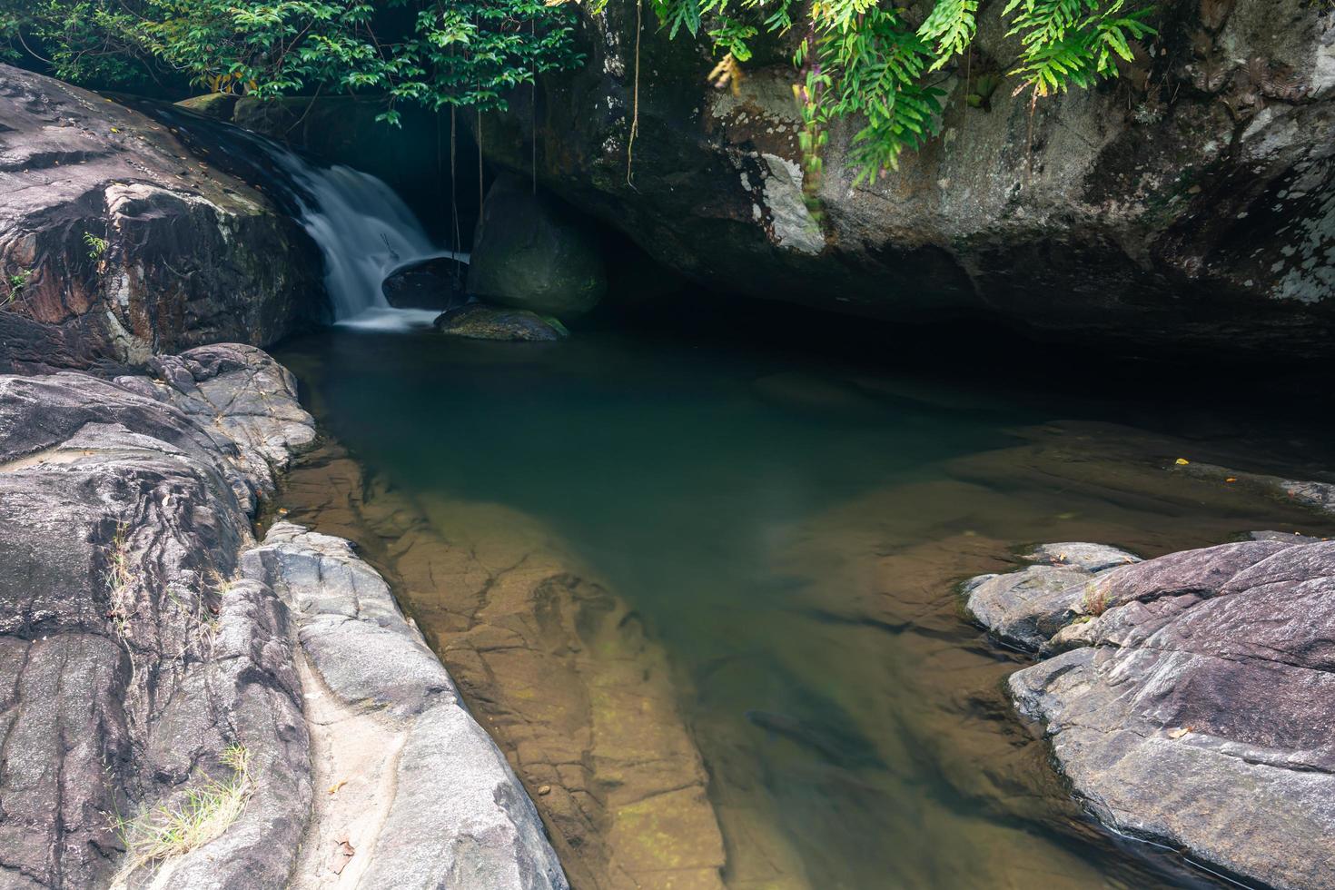riacho na cachoeira khlong pla kang na tailândia foto