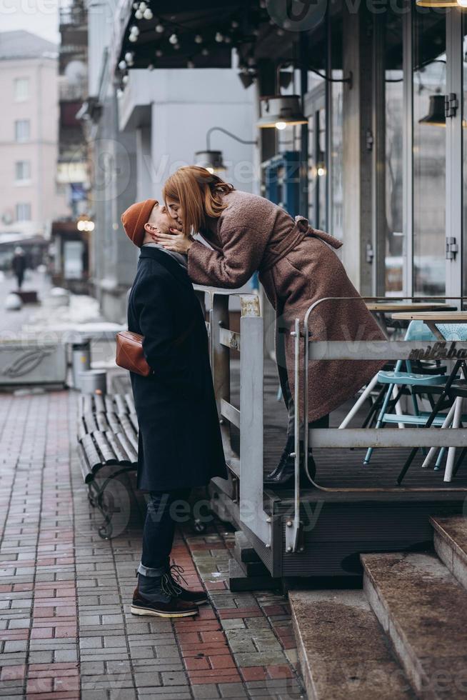 casal amoroso adulto beijando em uma rua foto