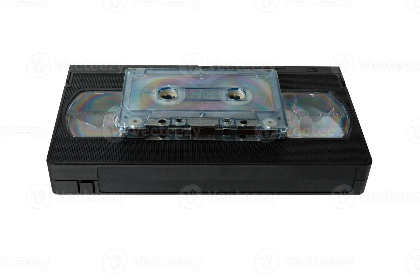 cassete de fita de áudio e cassete de fita de vídeo vhs isolado no fundo branco foto