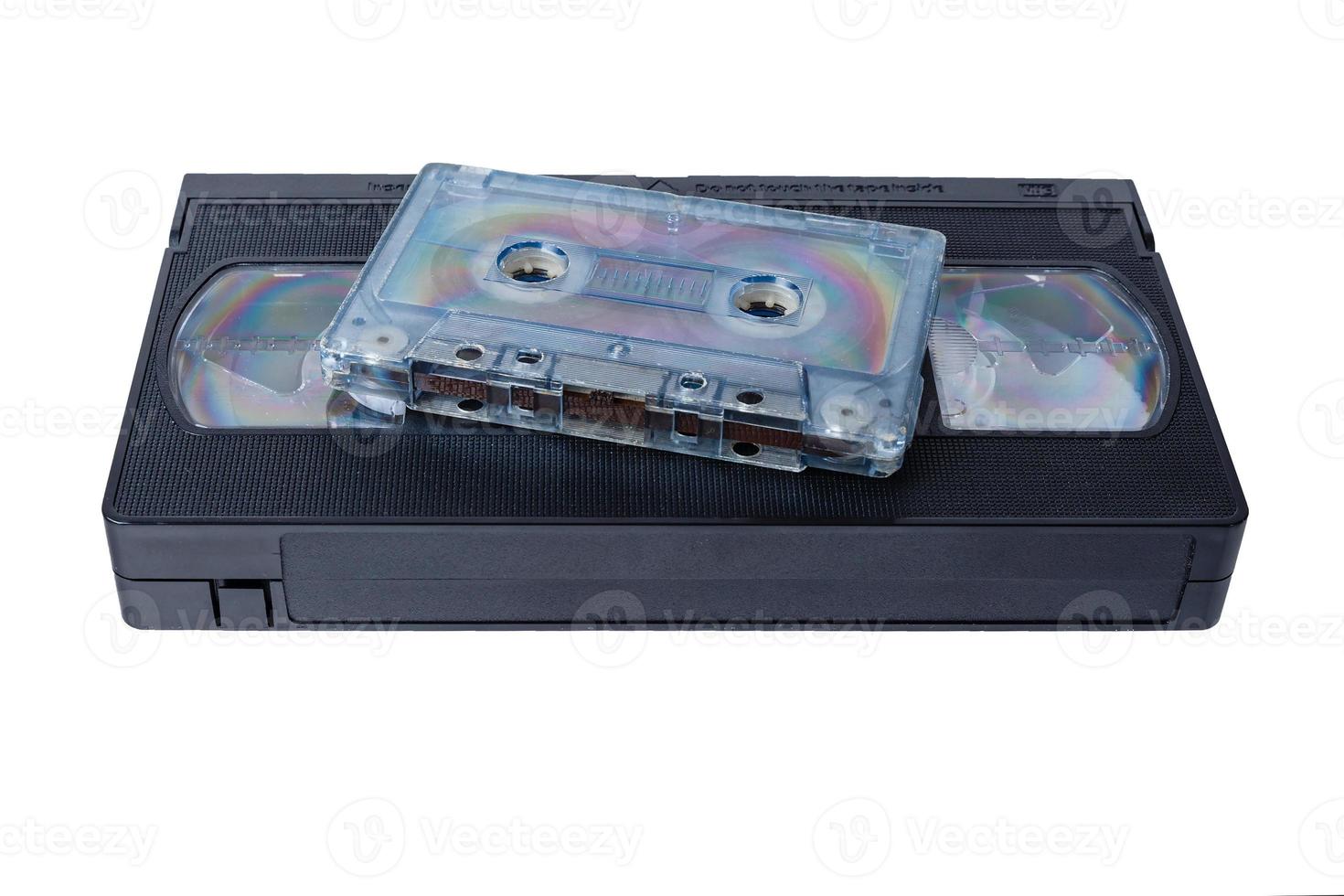 cassete de fita de áudio e cassete de fita de vídeo vhs em fundo branco, isolado foto
