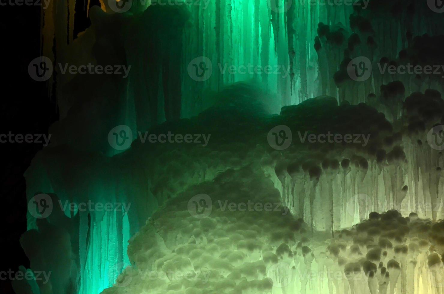 grandes blocos de gelo congelado cachoeira ou fundo de caverna foto