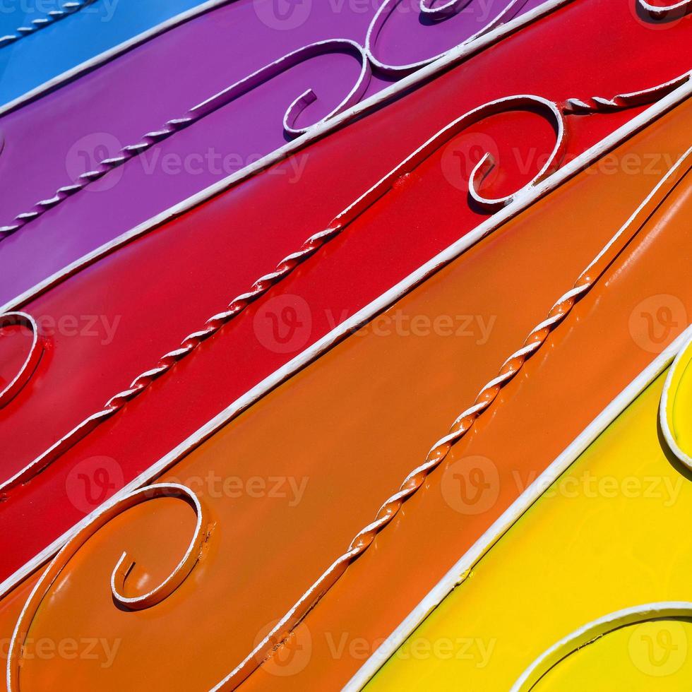 textura de metal de um pedaço de parede colorida com um padrão forjado foto