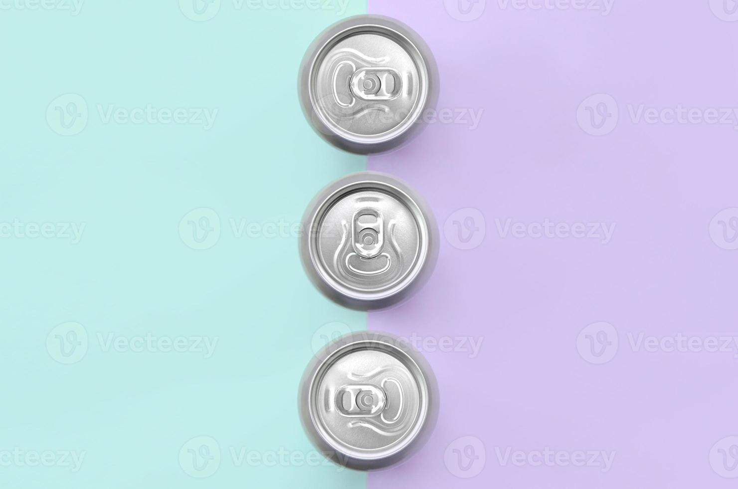 muitas latas de cerveja metálica no fundo de textura de papel de cores violeta e azul pastel de moda em conceito mínimo foto