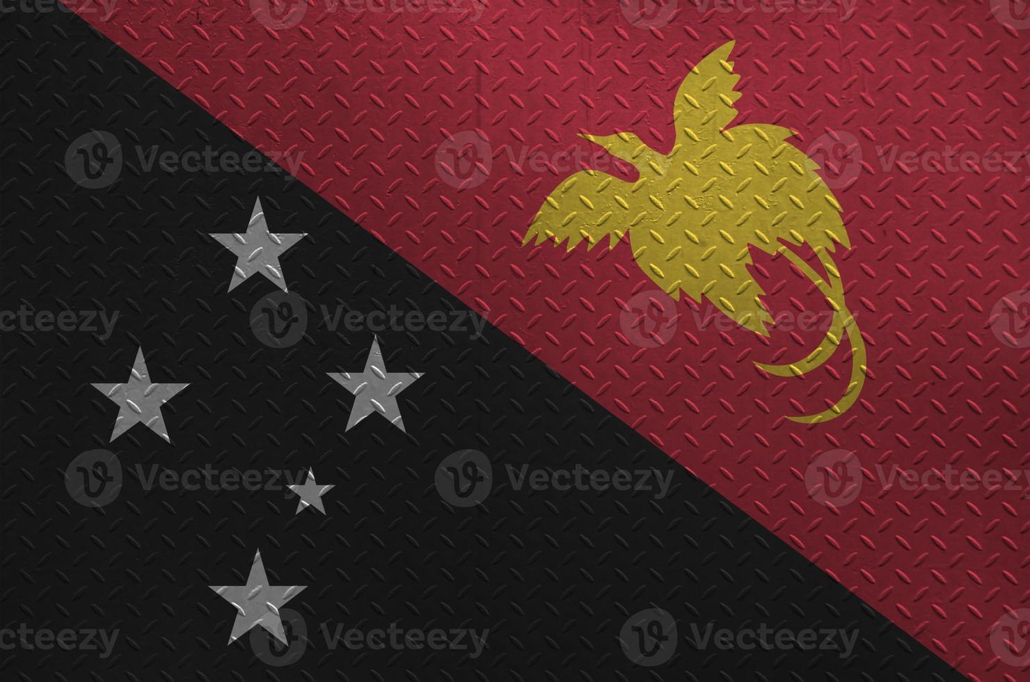 Bandeira de papua nova guiné retratada em cores de tinta na velha placa de metal escovado ou closeup de parede. banner texturizado em fundo áspero foto
