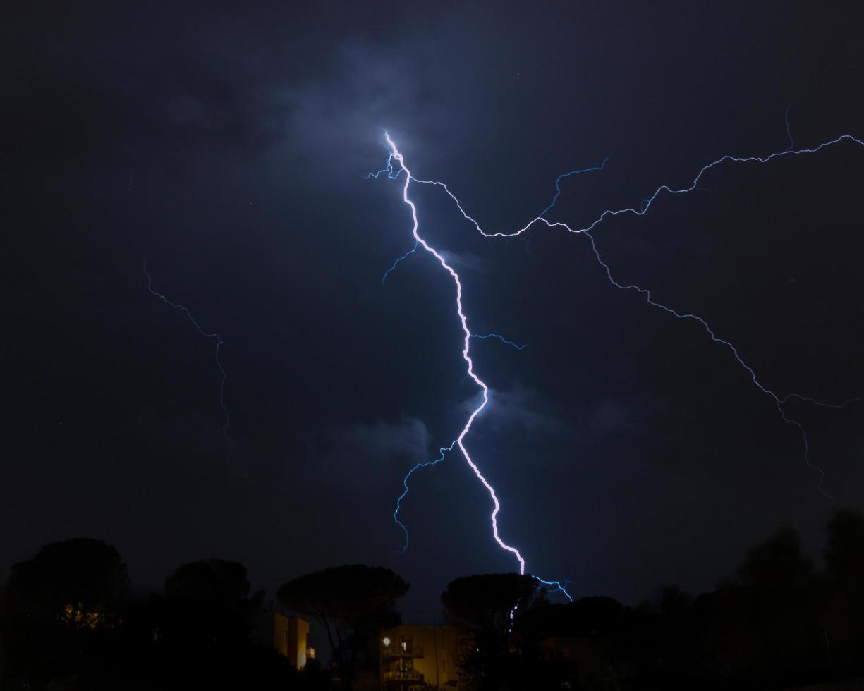 relâmpago à noite foto