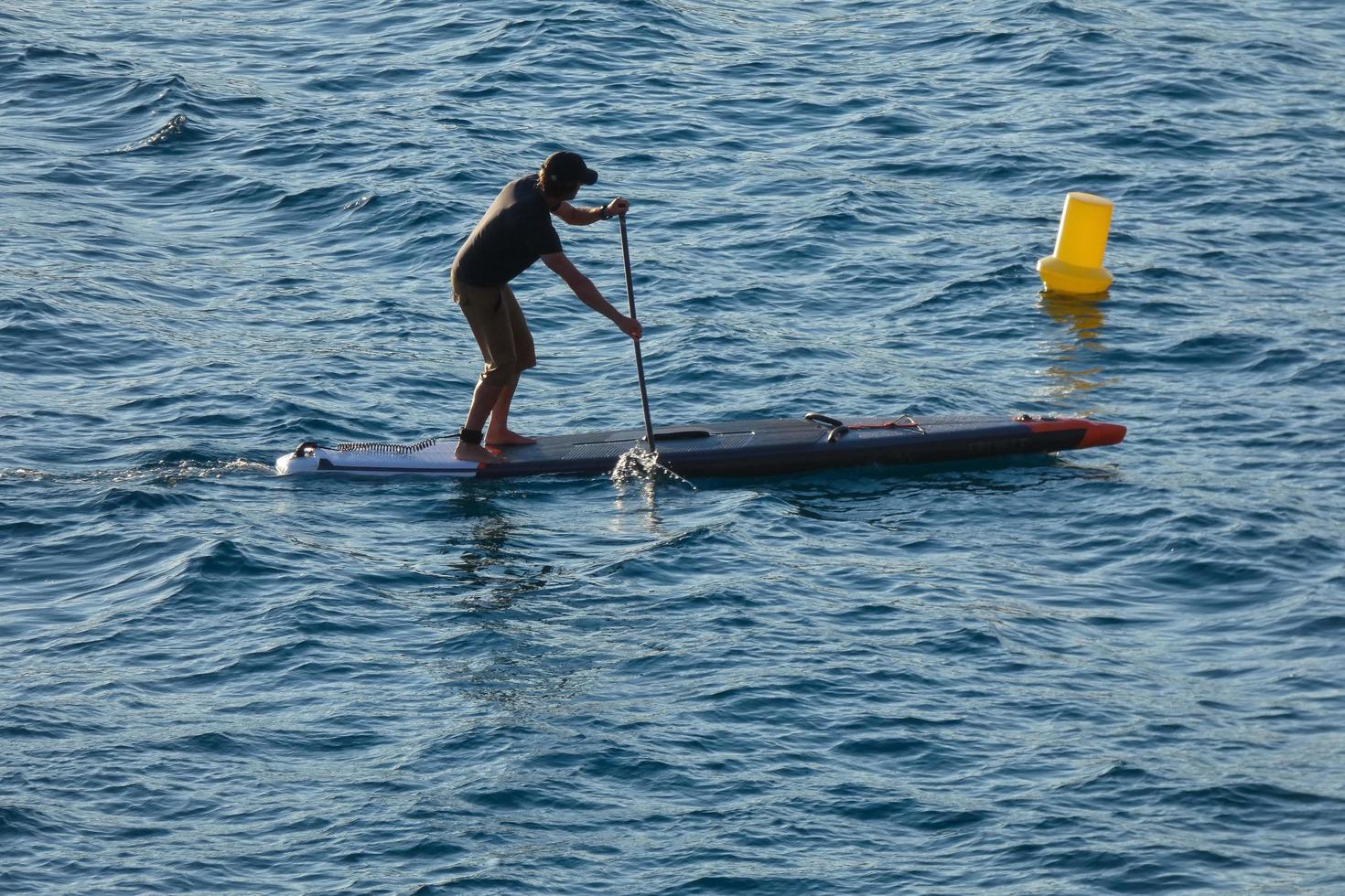 nadador de férias paddle surf no mar mediterrâneo foto