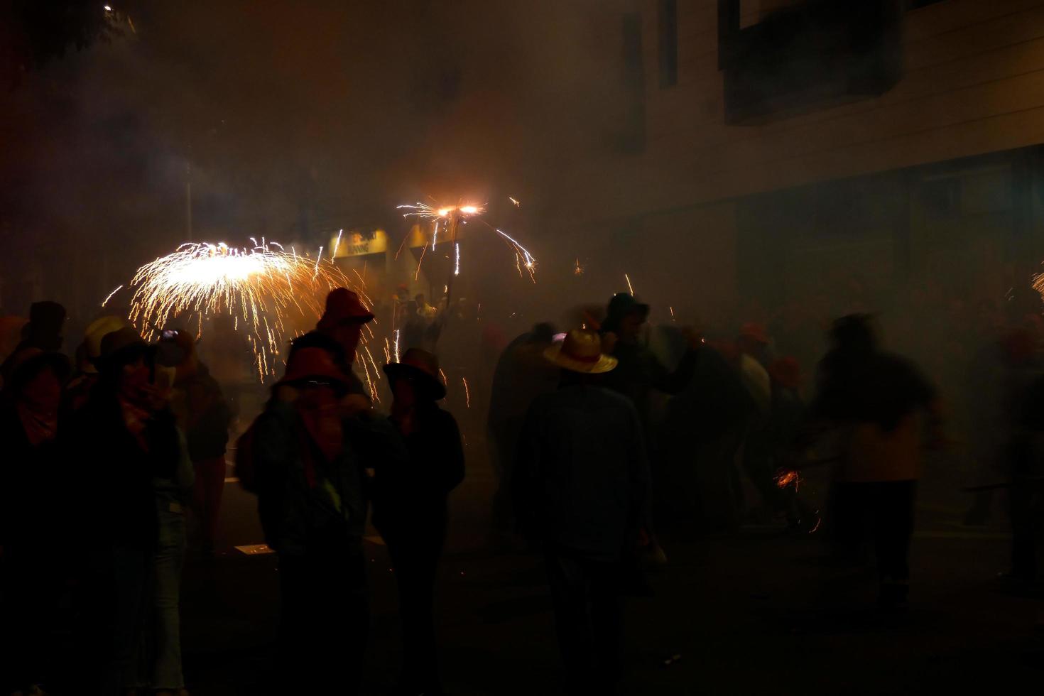 foto abstrata de demônios e festas de fogos de artifício.