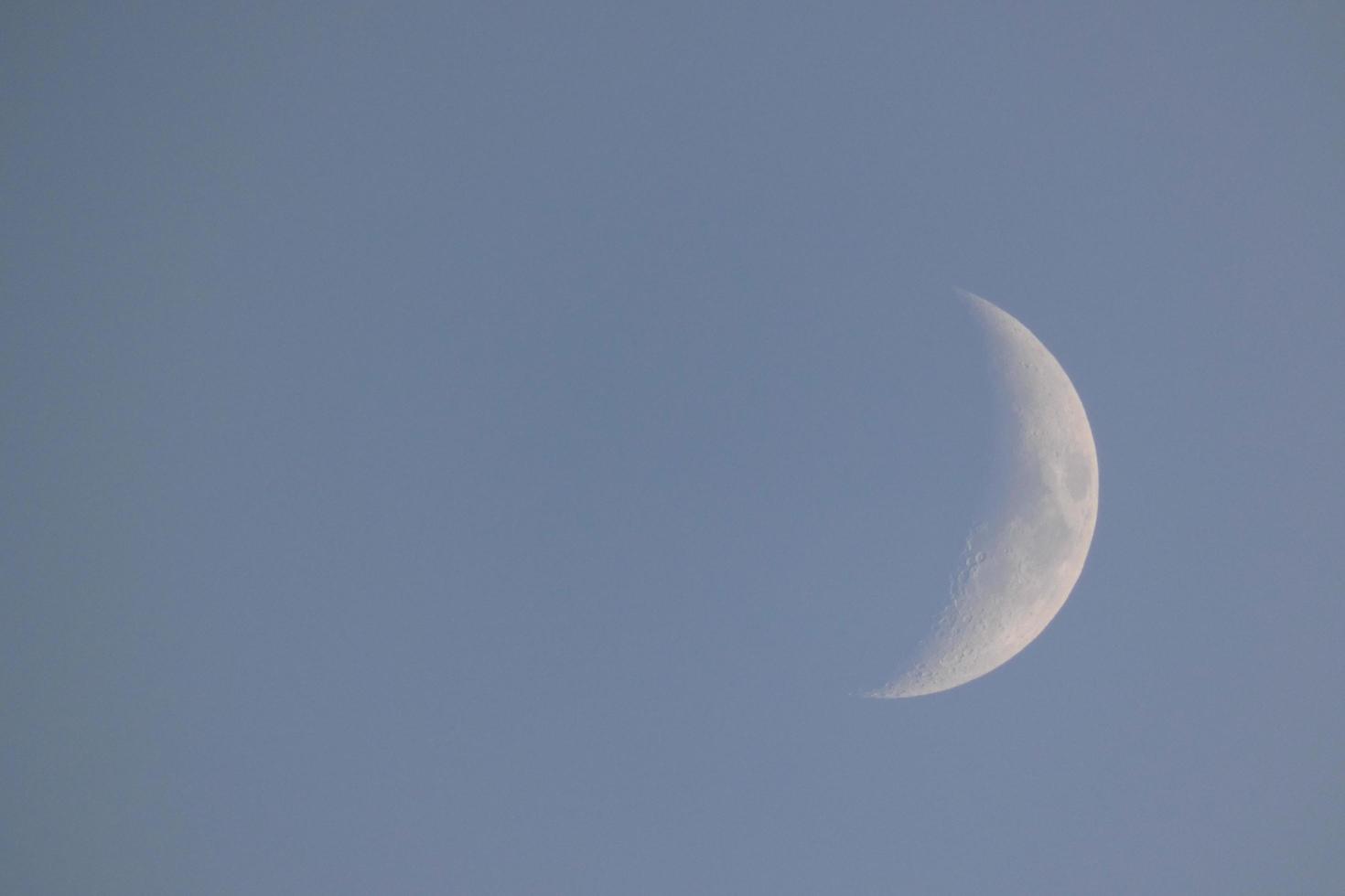 lua crescente sob o céu azul foto