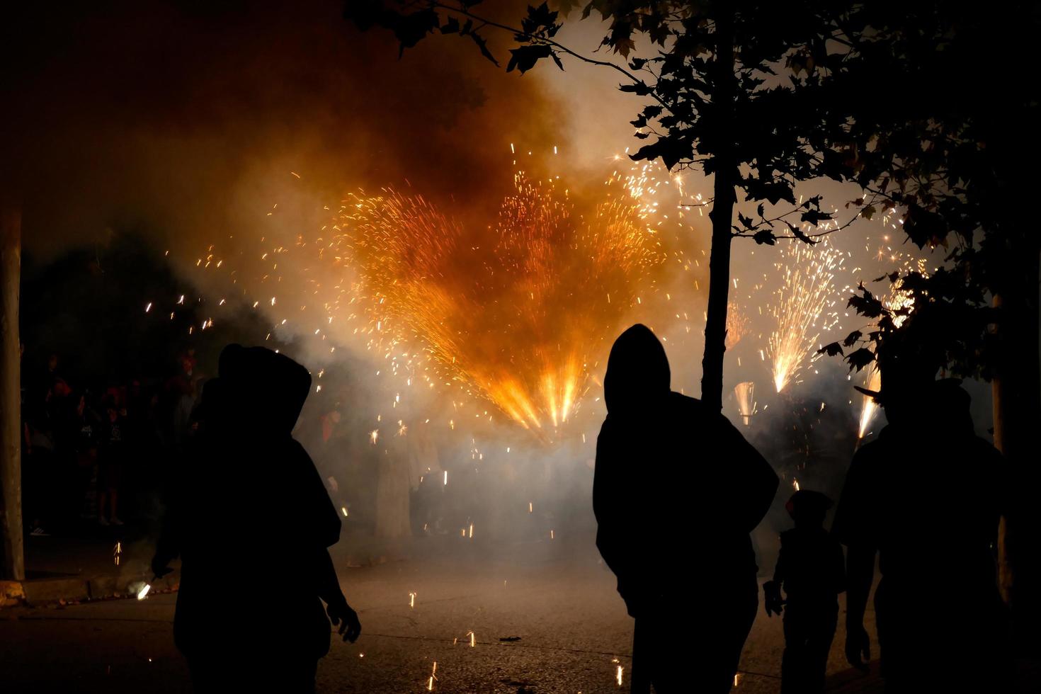 foto abstrata de demônios e festas de fogos de artifício.