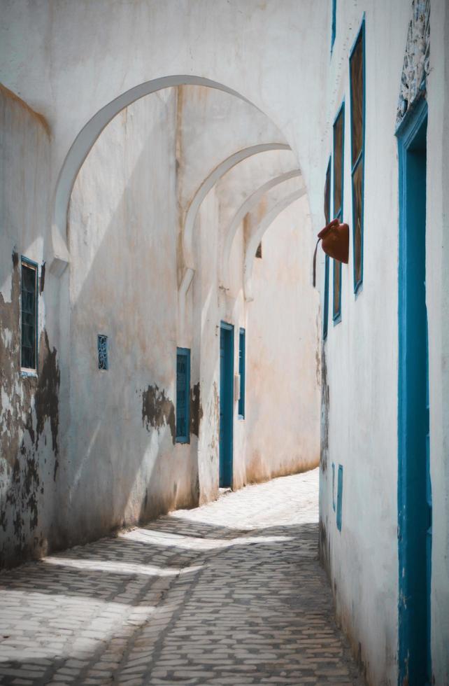 Kairouan, áfrica do norte, 2020 - edifício de concreto branco foto