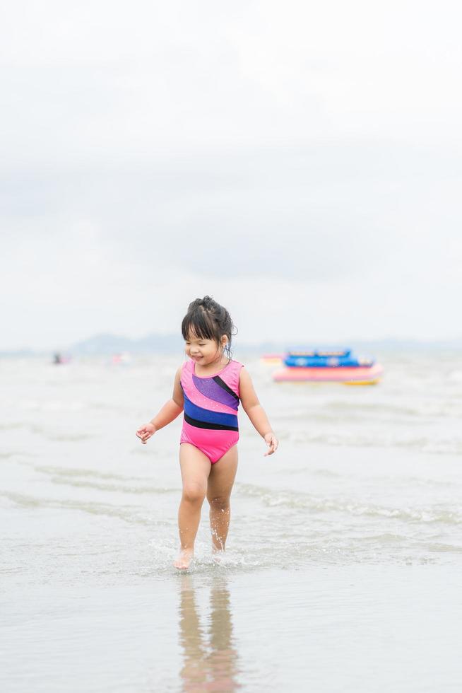 menina feliz na praia foto