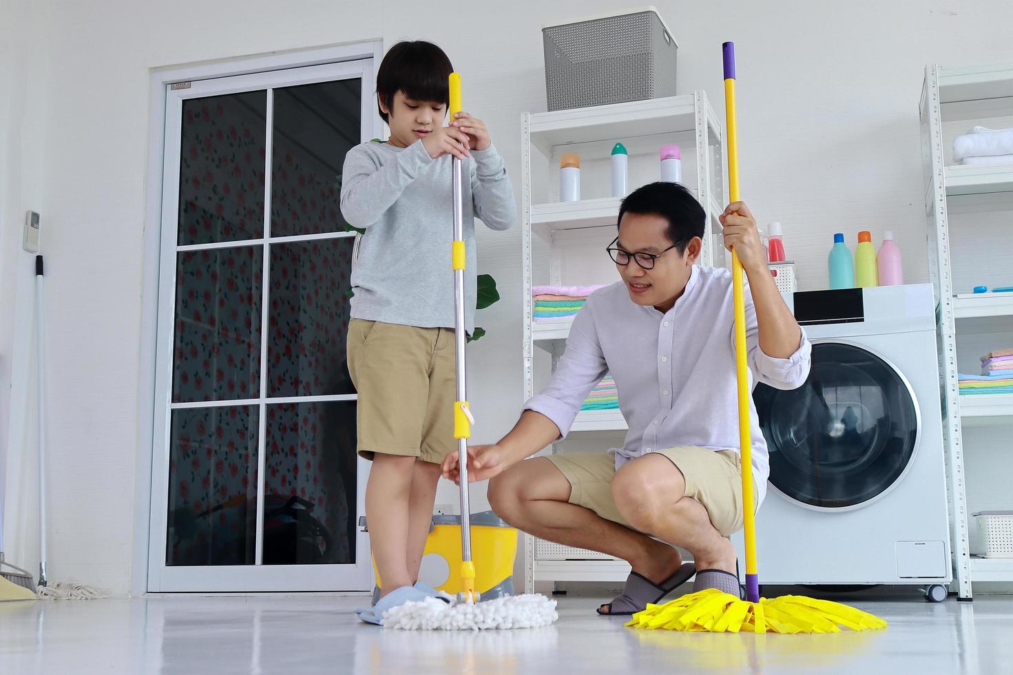 pai e filho limpando foto