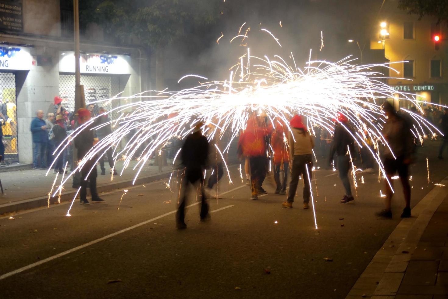 foto abstrata de demônios e festas de fogos de artifício.