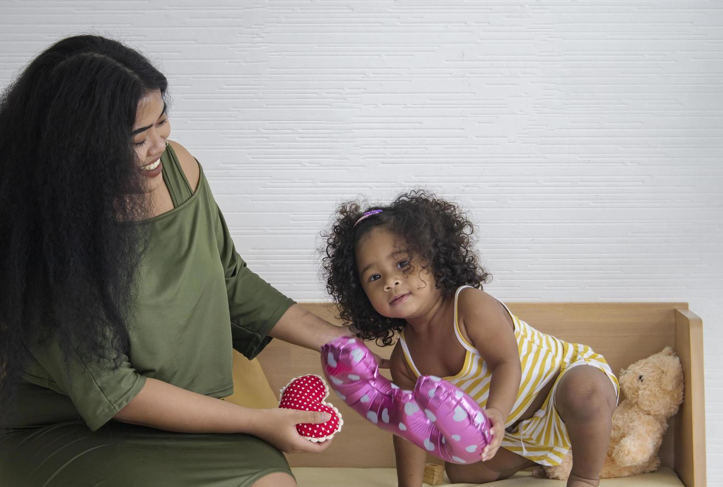 mãe e filha brincando foto