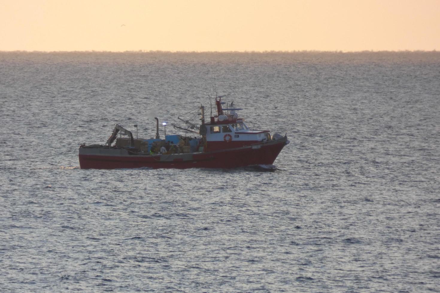 pescadores voltando da pesca de madrugada depois de passar a noite inteira no mar. foto