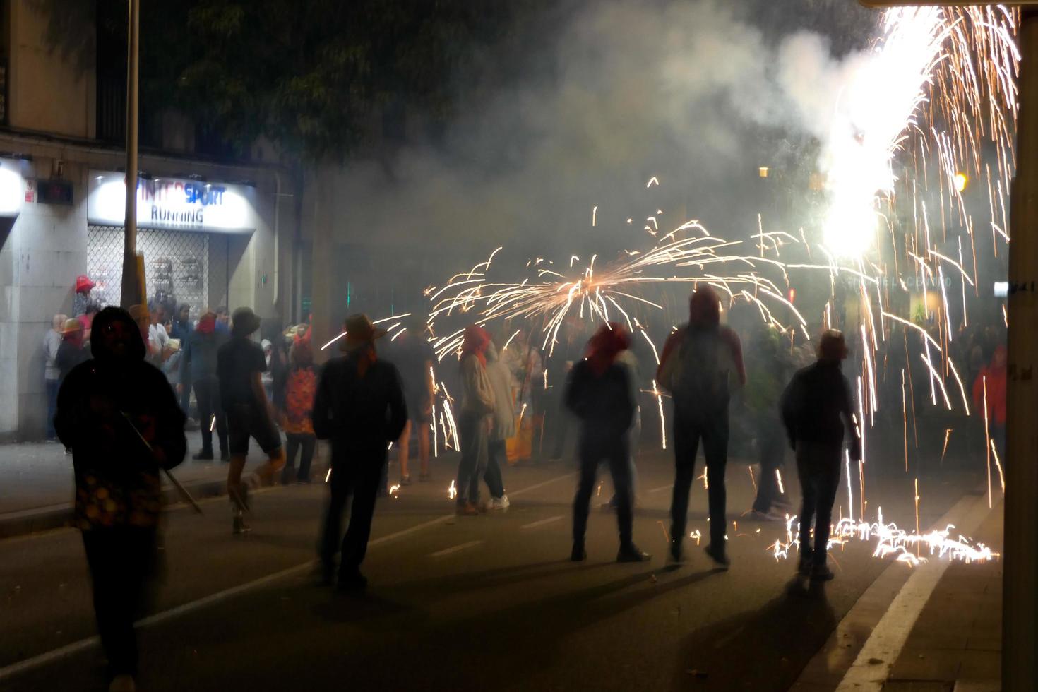 foto abstrata de demônios e festas de fogos de artifício.