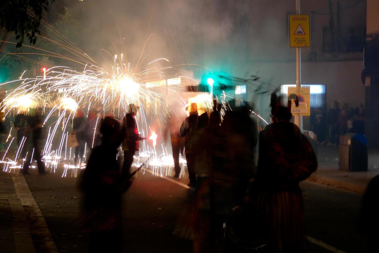 foto abstrata de demônios e festas de fogos de artifício.