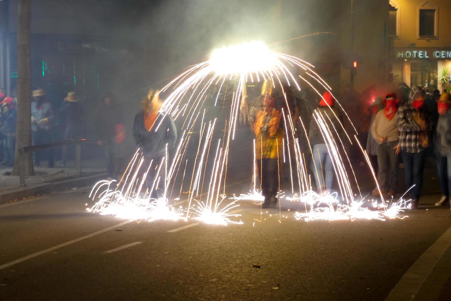 foto abstrata de demônios e festas de fogos de artifício.