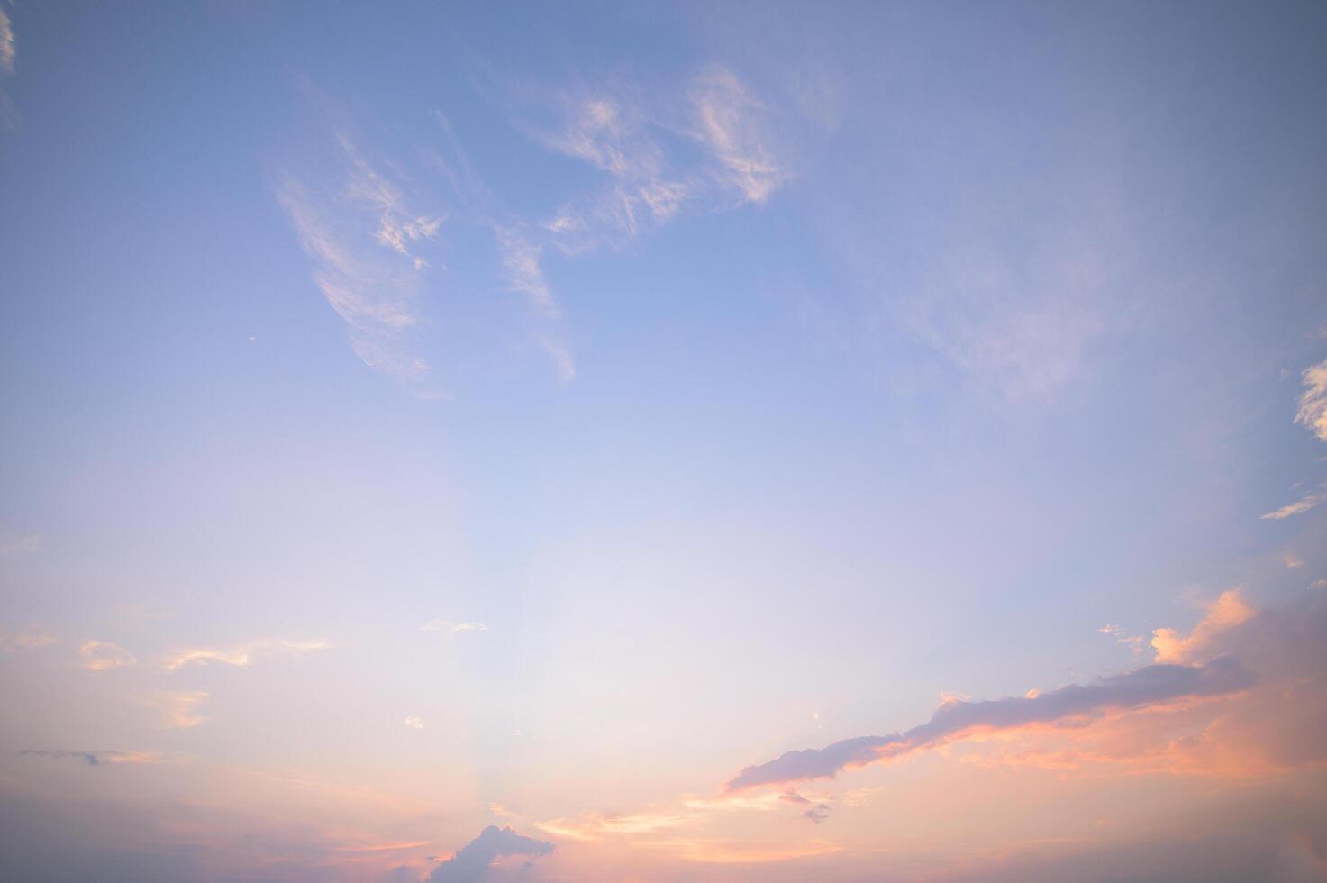 céu azul e nuvens ao pôr do sol foto