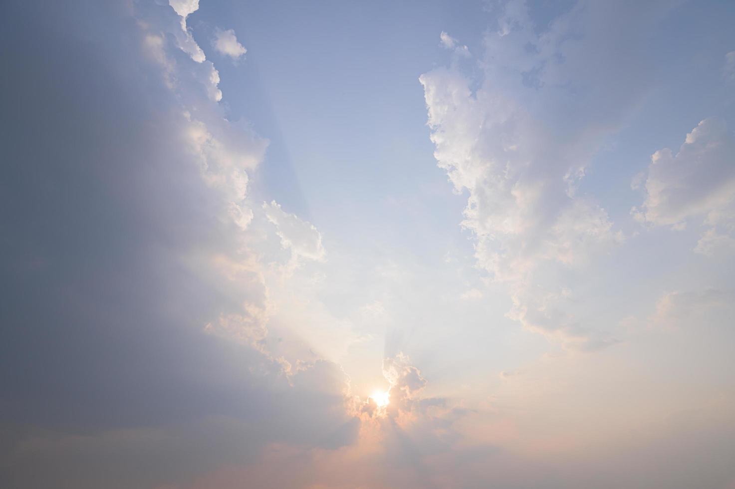 céu azul e nuvens ao pôr do sol foto