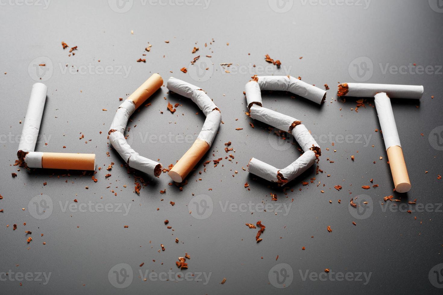 a inscrição perdida de cigarros em um fundo preto. Pare de fumar. o conceito de fumar mata. inscrição de motivação para parar de fumar, hábito pouco saudável. foto
