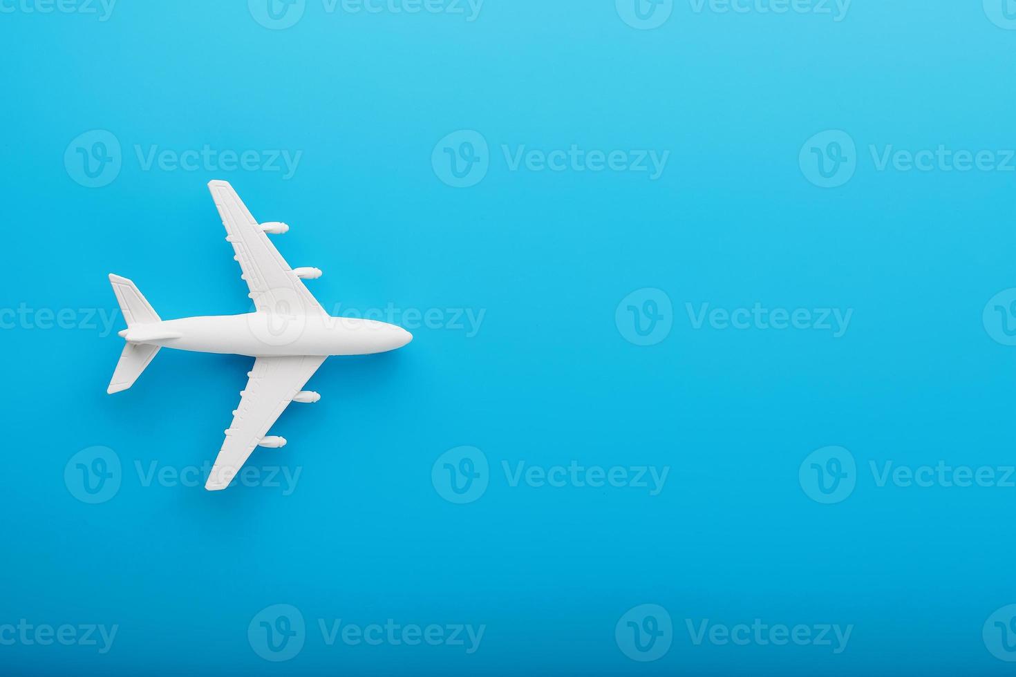 avião modelo de passageiros em um fundo azul. espaço livre para texto. foto