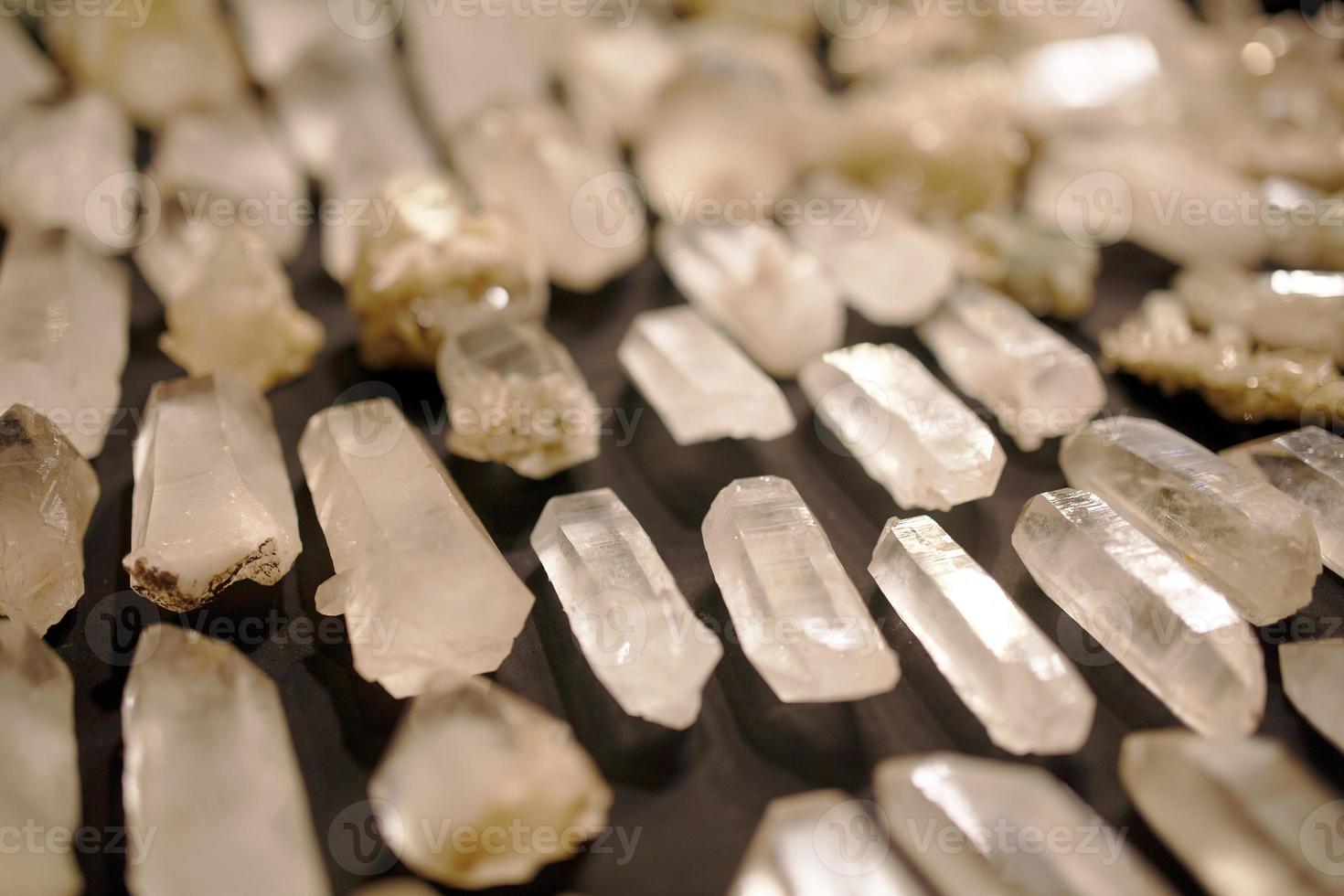 pedras naturais e minerais no balcão do mercado noturno para turistas goa foto