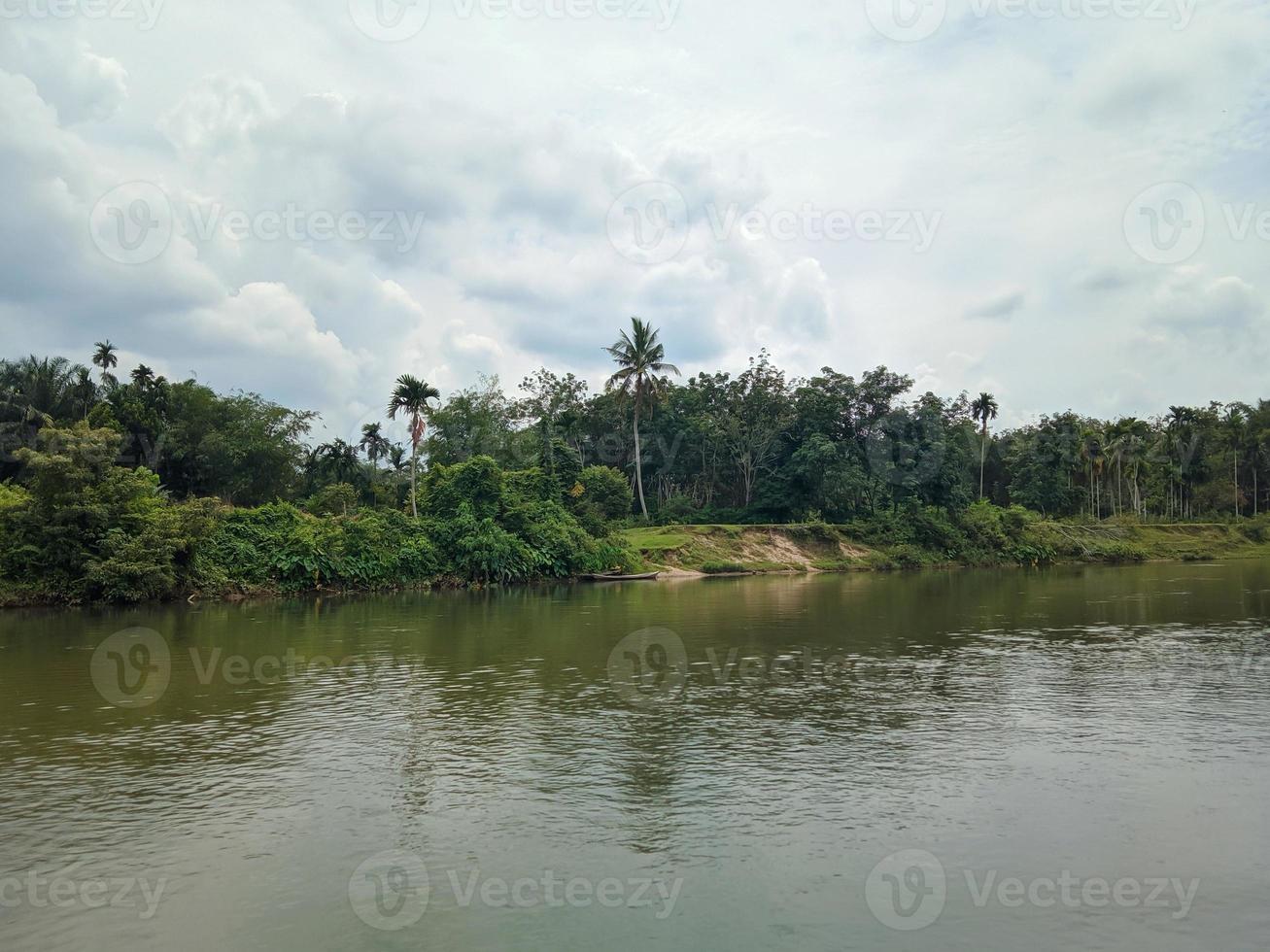 vista do rio no subdistrito de salo, distrito de kampar, província de riau, indonésia foto