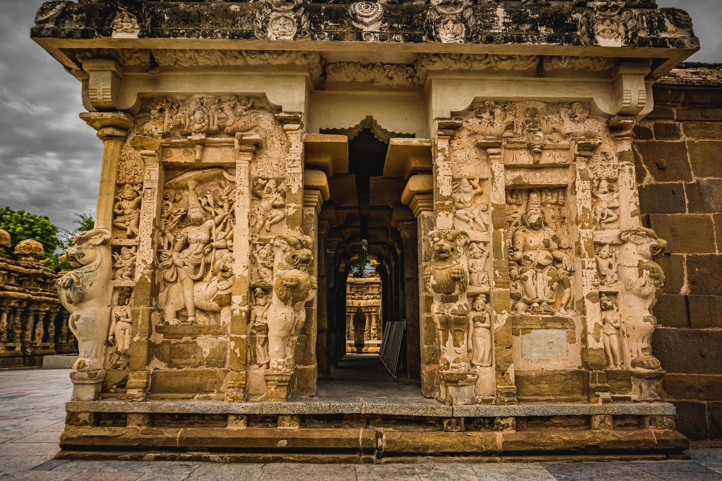 bela arquitetura pallava e esculturas exclusivas no templo kanchipuram kailasanathar, o mais antigo templo hindu em kanchipuram, tamil nadu - os melhores sítios arqueológicos do sul da índia foto