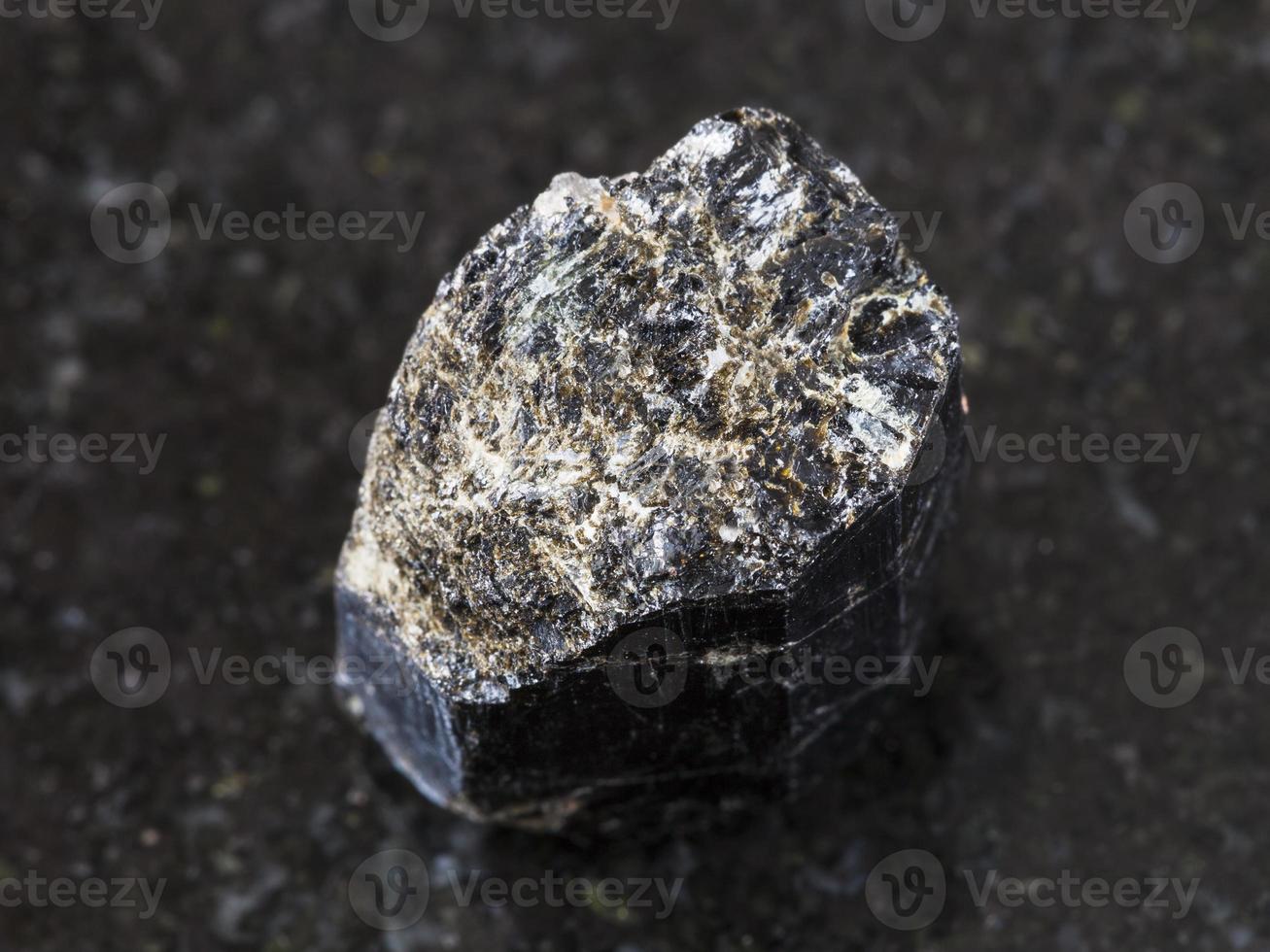 cristal de turmalina negra schorl no escuro foto