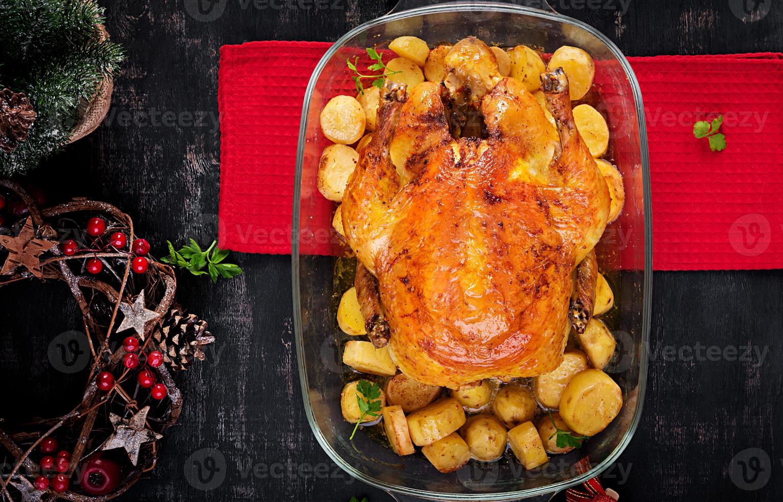 peru ou frango assado. a mesa de natal é servida com um peru decorado com enfeites brilhantes. frango frito, mesa. ceia de Natal. vista de cima, acima foto