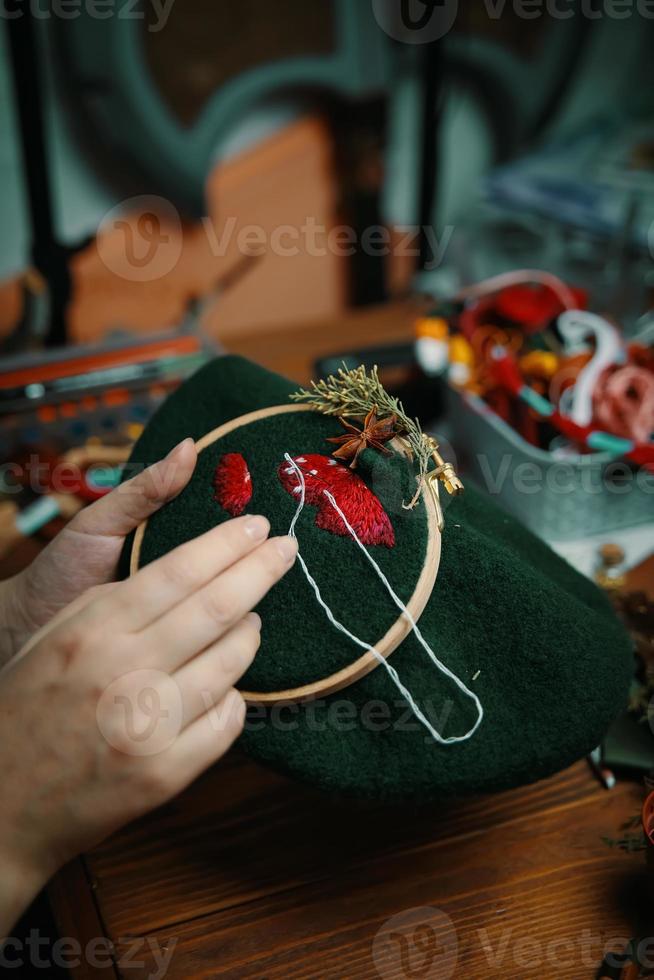 processo de bordado com fio de algodão de chapéu de cogumelos. foto