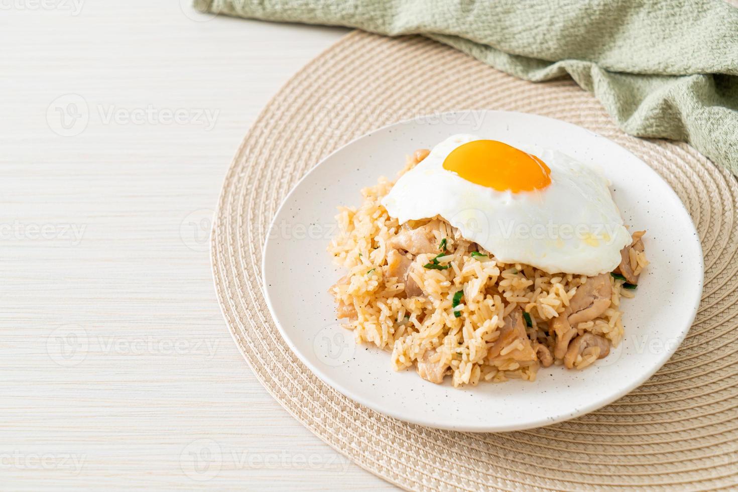 arroz frito com carne de porco e ovo frito em estilo japonês foto