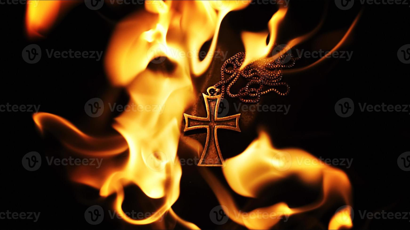 símbolo cristão cruz em chamas foto