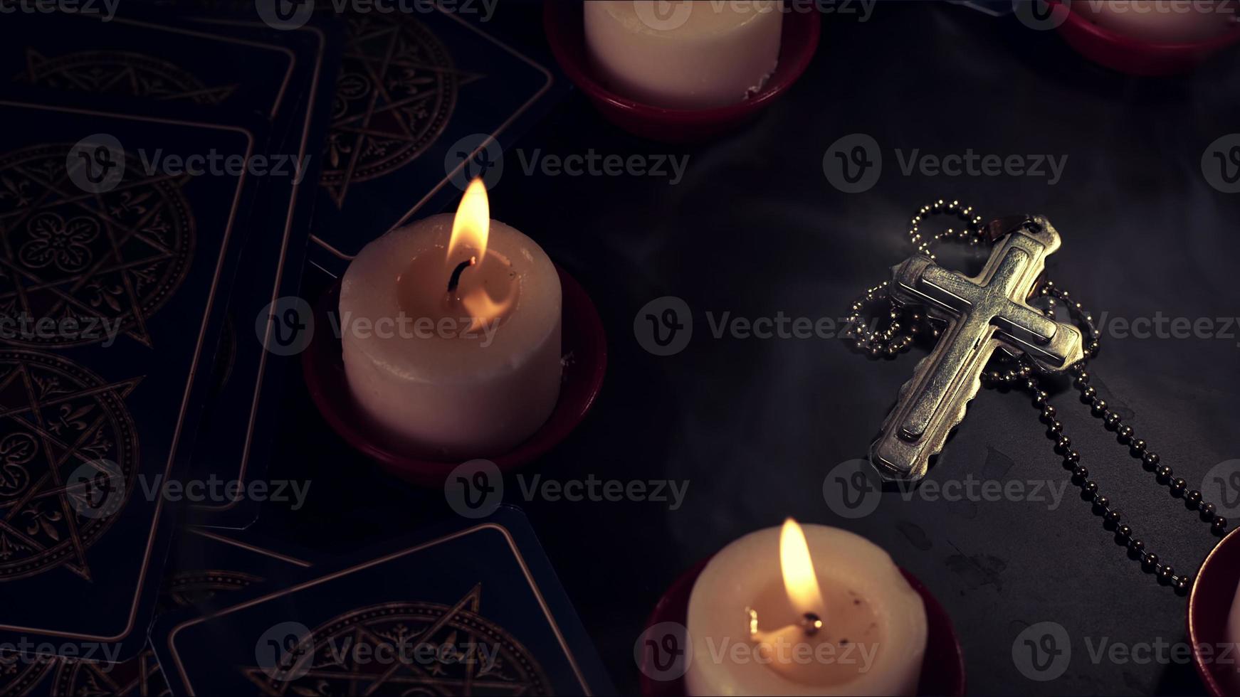 cruz de símbolo de religião cristã à luz de velas foto